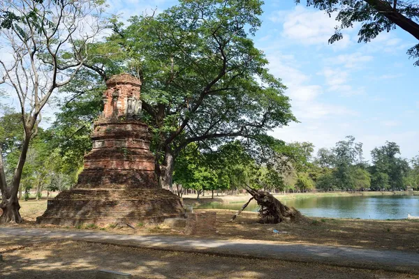 Pagoda w jeziorze phraram w ayutthaya, Tajlandia — Zdjęcie stockowe