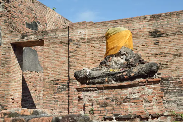 Damaged Statue of the Buddhaa — Stock Photo, Image