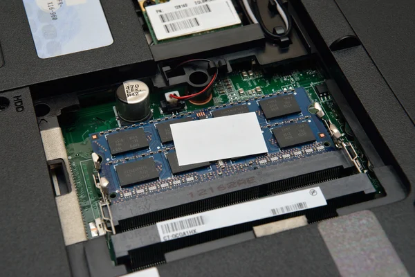 Geheugen van de RAM op laptop computer sleuf — Stockfoto