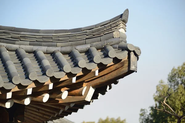 Dachüberhänge des traditionellen koreanischen Gebäudes — Stockfoto