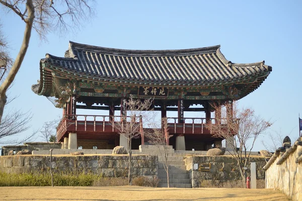 Historische bewaker toren in jinju kasteel, korea — Stockfoto