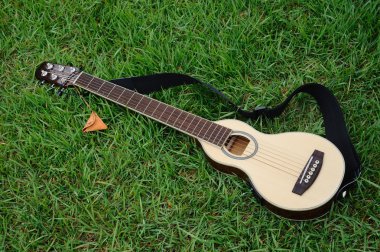 çim üzerinde seyahat için mini gitar