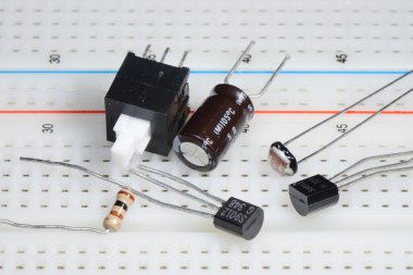 breadboard üzerinde elektronik bileşen