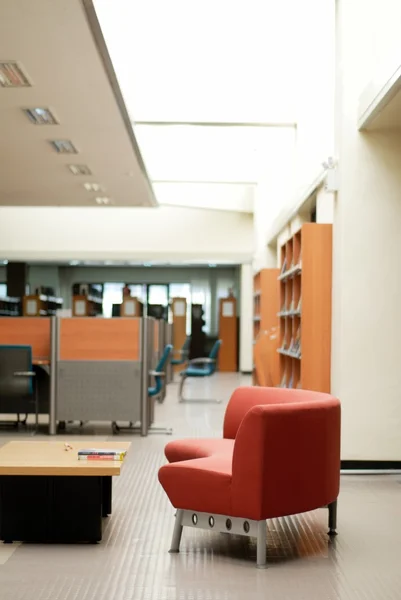 Bank in der Bibliothek — Stockfoto