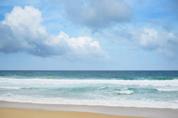 Blå himmel och stranden i karon, phuket — Stockfoto