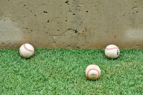 Tre palla da baseball sull'erba — Foto Stock
