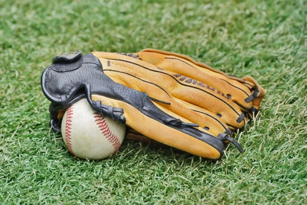 Bola de beisebol e luva na grama — Fotografia de Stock