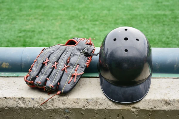 Guanti da baseball e casco — Foto Stock