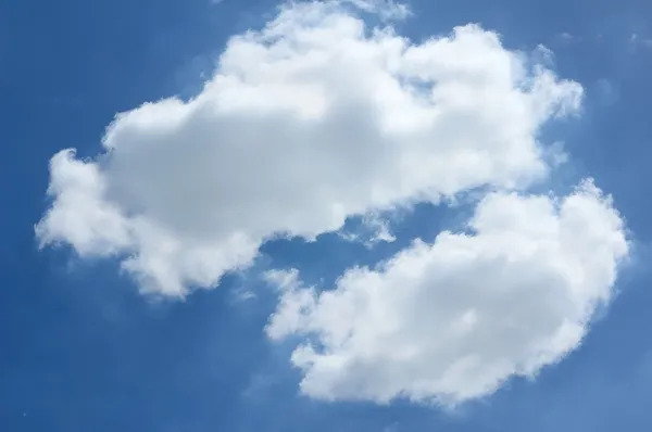 Deux nuages dans le ciel bleu — Photo