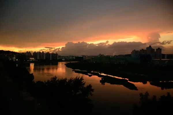 Zonsondergang van nam rivier in jinju, korea — Stockfoto