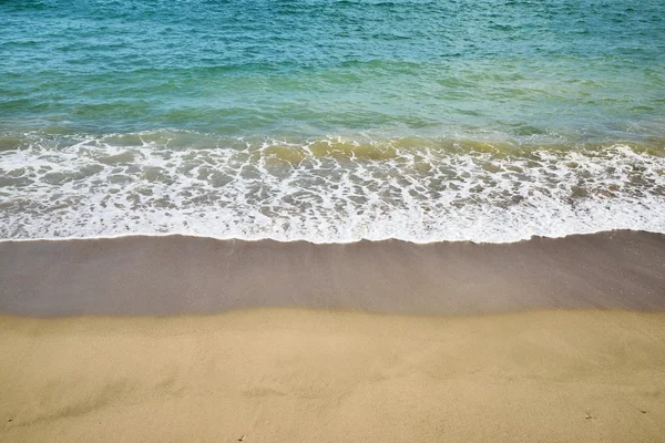 Playa de arena con spray de mar —  Fotos de Stock