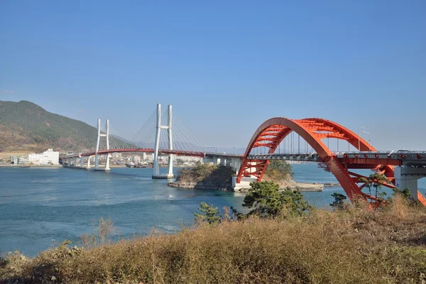 Samcheonpo Kore yılında büyük asma köprü — Stok fotoğraf