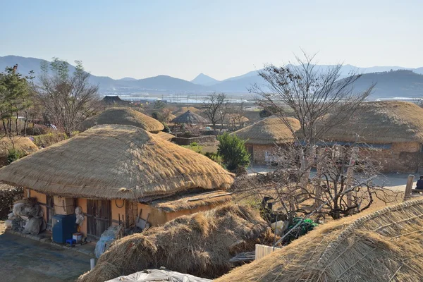 Casa de techo de paja en coreano Tradicional casco antiguo llamado NakAn en Corea —  Fotos de Stock
