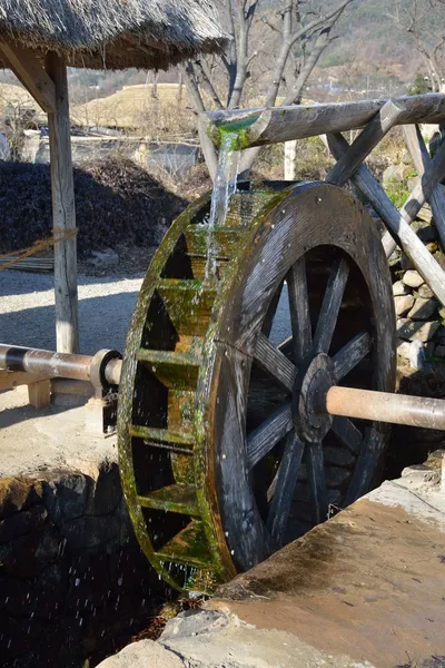 Rueda de agua tradicional coreana en el casco antiguo de NakAn —  Fotos de Stock