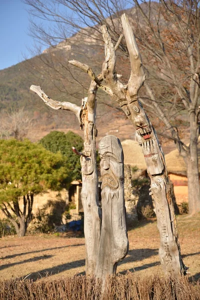 JangSeung, estatuas de madera que comúnmente se colocan cerca de la entrada de la ciudad — Foto de Stock