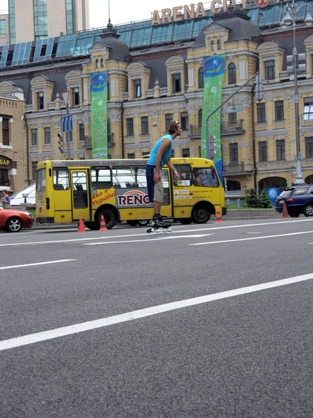 bir erkek üzerinde paten