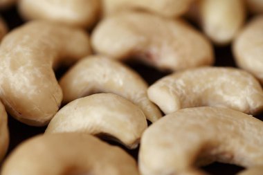 Tahta tabakta lezzetli fındık. Kapat.