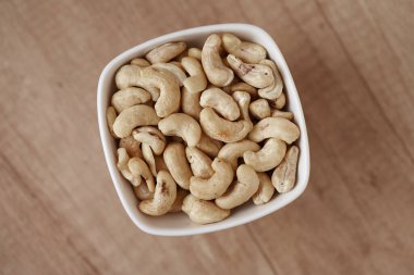 Ahşap bir masada kasede fındıklı fındıklar, üst manzara. Metin için boşluk