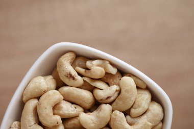 Ahşap bir masada kasede fındıklı fındıklar, üst manzara. Metin için boşluk