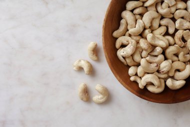 Ahşap bir masada kasede fındıklı fındıklar, üst manzara. Metin için boşluk