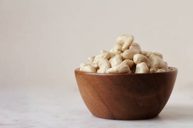 Lezzetli fındıklar mermer masada, yan manzaralı. Metin için boşluk