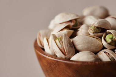 Fıstıklı fındıklı, mermer bir masada, en güzel manzaralı. Kapat.