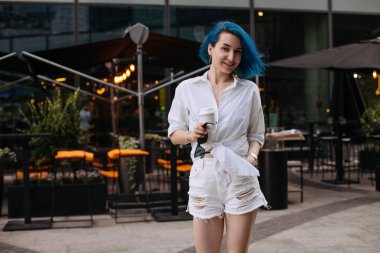 Ofisinin önünde yürüyen güzel, sıradan kadınların portresi..