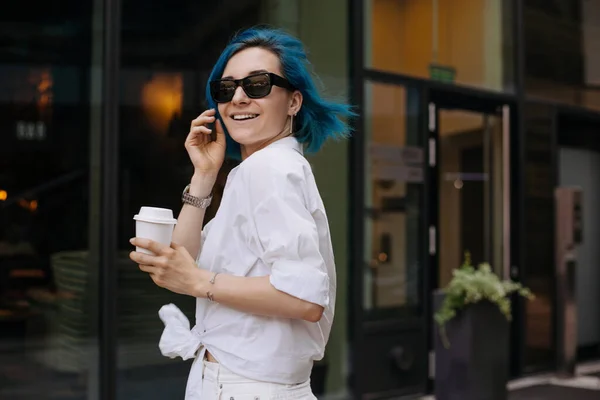 Ofisinin önünde yürüyen güzel, sıradan kadınların portresi..