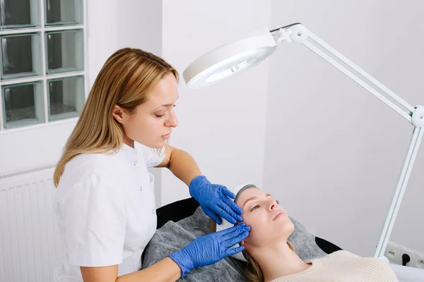 Kafasında havlu olan kadınların yakın plan portresi teşhis ediliyor..