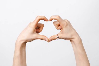 Kadın kalp elleri beyaz arka plan üzerinde yapma