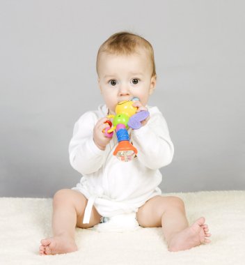 Çocuk kemiren bir çıngırak