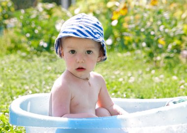 Doğa banyo oturan küçük bebek (1 yıl)