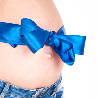 Mavi saten fiyonk ile hamile karın