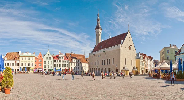 Stadhuis van Tallinn en Stadhuisplein in tallinn, Estland. — Stockfoto