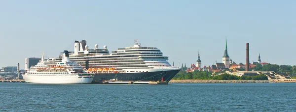 Twee cruiseschepen — Stockfoto