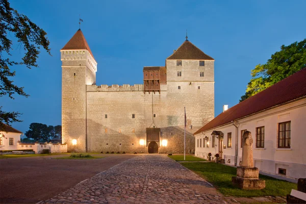 Forteresse de Kuressaare dans une nuit d'été — Photo