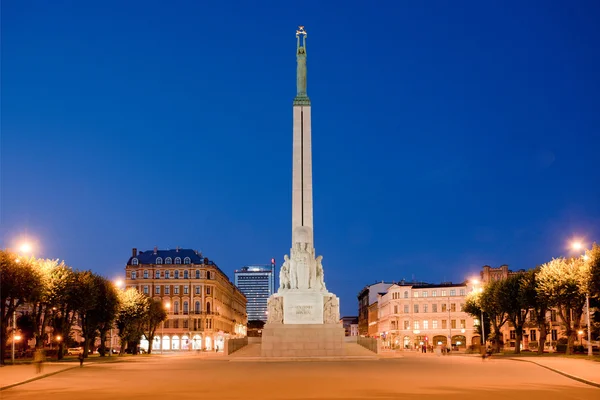 Geceleri de riga Özgürlük Anıtı