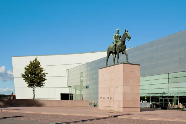 Standbeeld van mannerheim en museum kiasma in helsinki — Stockfoto