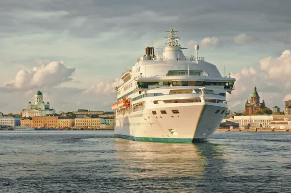 Cruiseschip aankomst in helsinki haven — Stockfoto