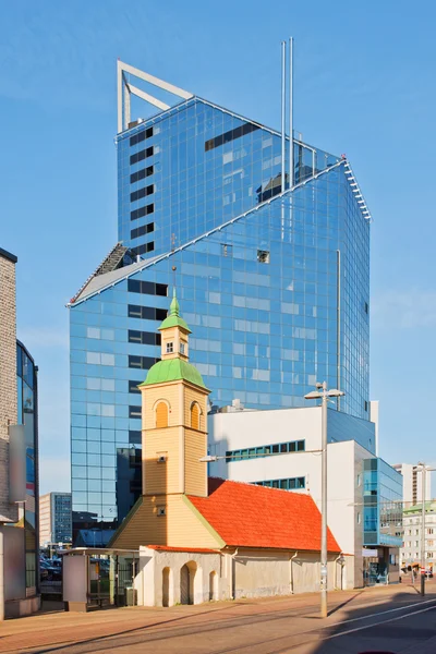 Antico e nuovo edificio a Tallinn, Estonia — Foto Stock