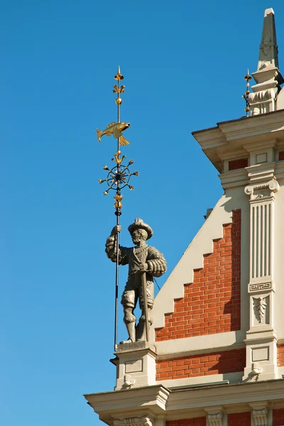 Statue on the corner of House of Blackheads — Stock Photo, Image