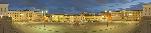 Senato Meydanı gece Helsinki. Panorama
