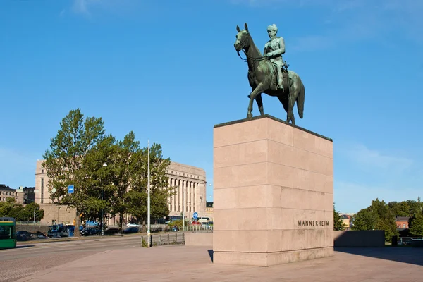 Statue de Mannerheim avec la Maison du Parlement en arrière-plan — Photo