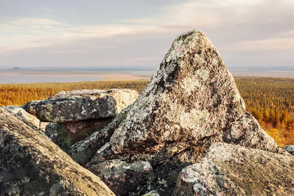 De puissants rochers de grantite au sommet d'une montagne — Photo