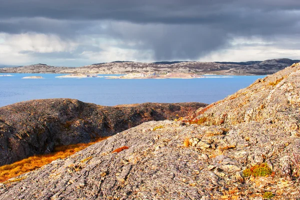 Paisagem montanhosa junto ao mar norueguês — Fotografia de Stock