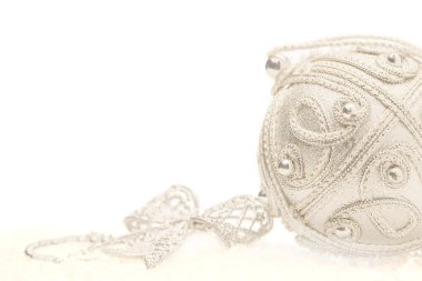 beyaz boşaltmak ile gümüş Noel süsleri