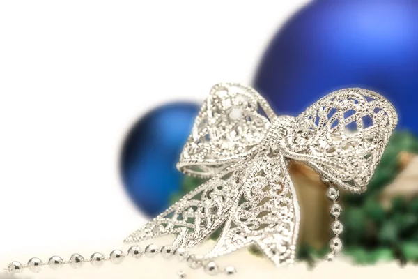 Composición navideña con lazo plateado y bolas azules — Foto de Stock