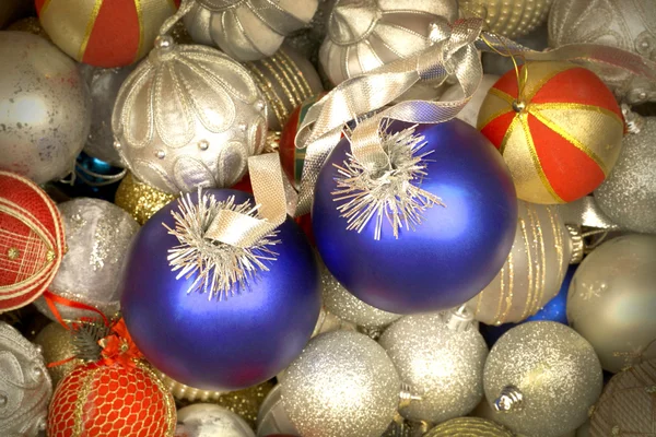 Mélange de boules de Noël blanches, bleues et rouges dorées Images De Stock Libres De Droits