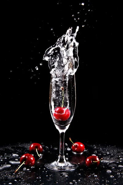 Körsbär cocktail - med en stänk bubbla! — Stockfoto