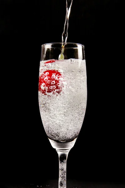 Körsbär cocktail - med en stänk bubbla! — Stockfoto